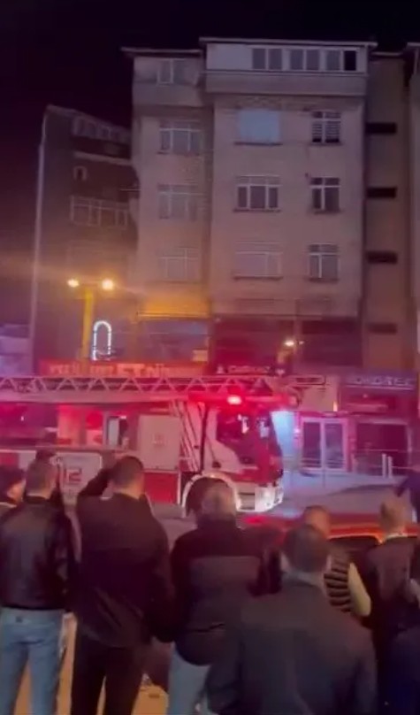 Gebze’de bir bina daha alarm verdi! Çatırdama sesleri duyuldu, bina boşaltıldı